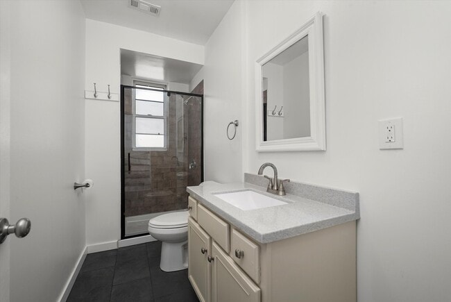 Building Photo - 1156 W 19th Pl