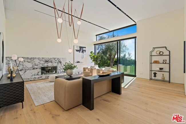 Building Photo - 2501 Banyan Dr