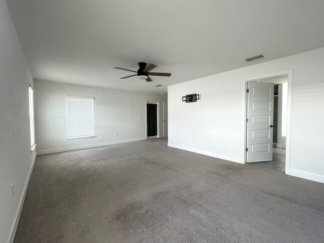 Building Photo - Amazing 3 Bed/2Bath/3 Car Garage Home in Hudson!