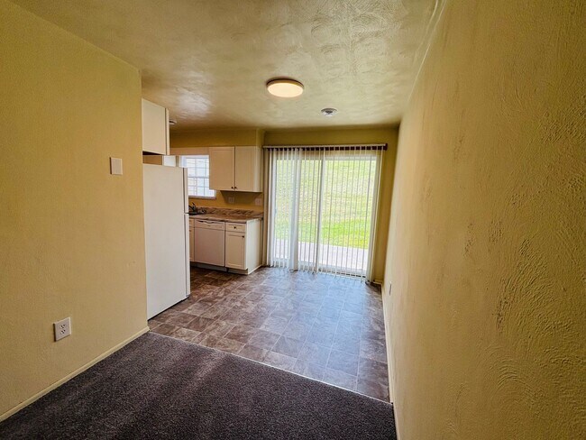 Building Photo - 2 Bedroom, 1.5 Bath Townhouse