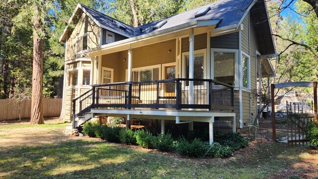 Building Photo - Large Home Close to Town In The Trees
