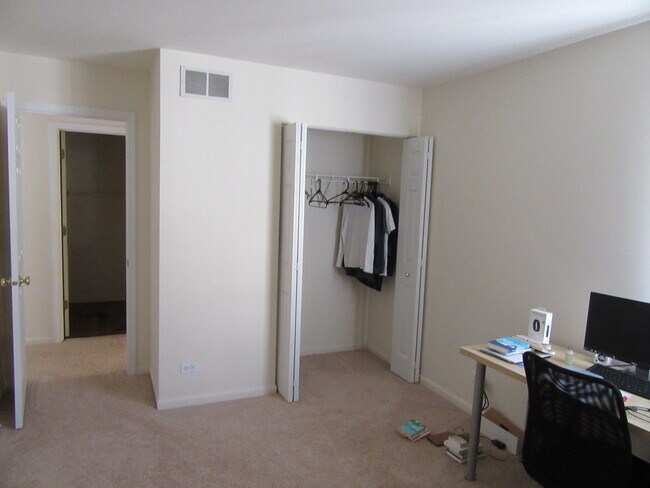 Building Photo - 440 E Thornhill Ln