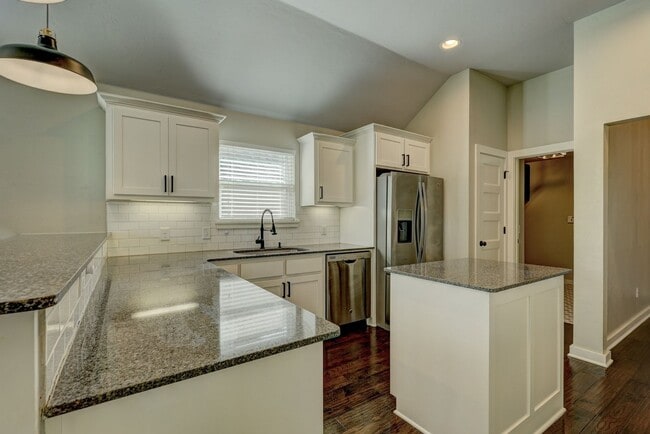 Building Photo - Desirable Home In Valencia Park!