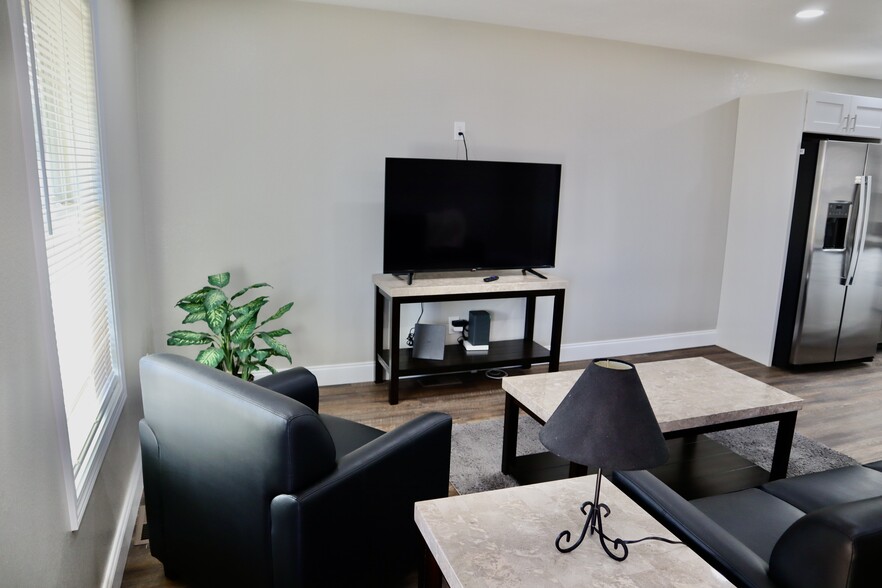 Living room - 814 Carson St