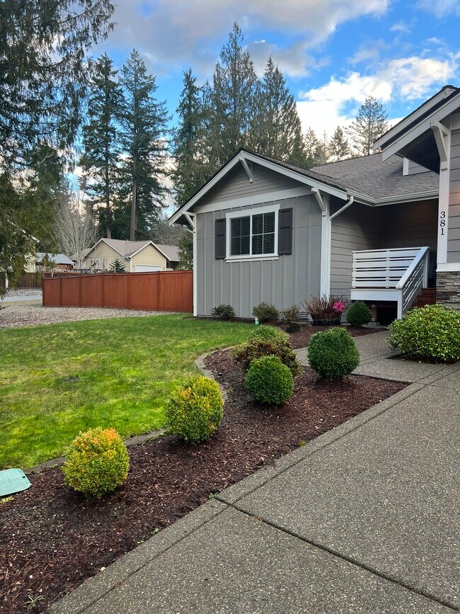 Building Photo - 381 E Lakeshore Dr