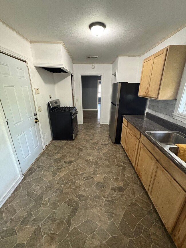 Building Photo - Large 3 bedroom, 2 bath with refrigerator!