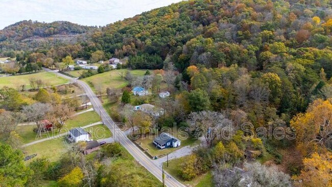 Building Photo - 614 E Brushy Valley Dr