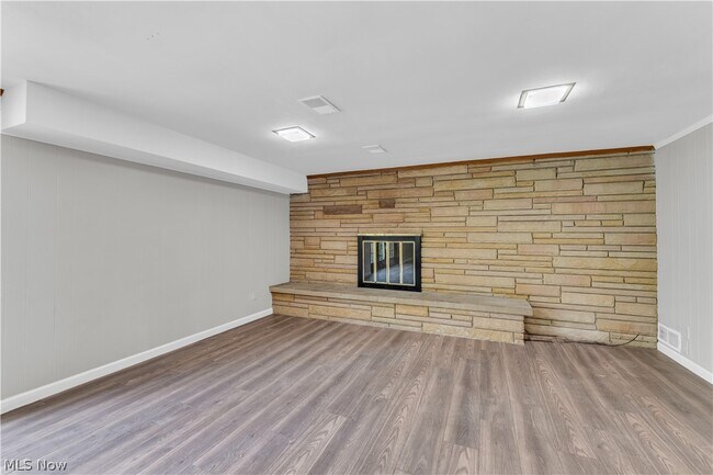 Building Photo - 1183 Romayne Dr