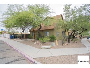 Building Photo - Stylish 5/2 Tucson House Near University o...
