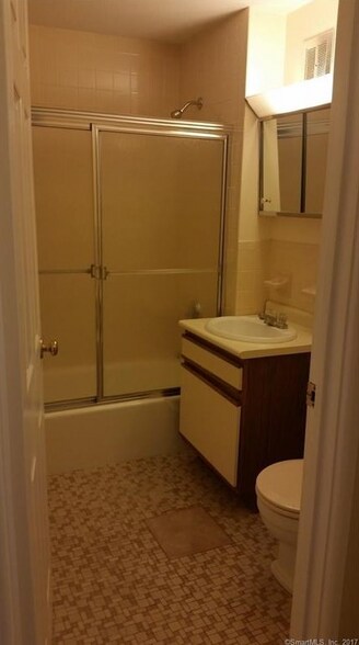 Building Photo - 104 Oakwood Ave