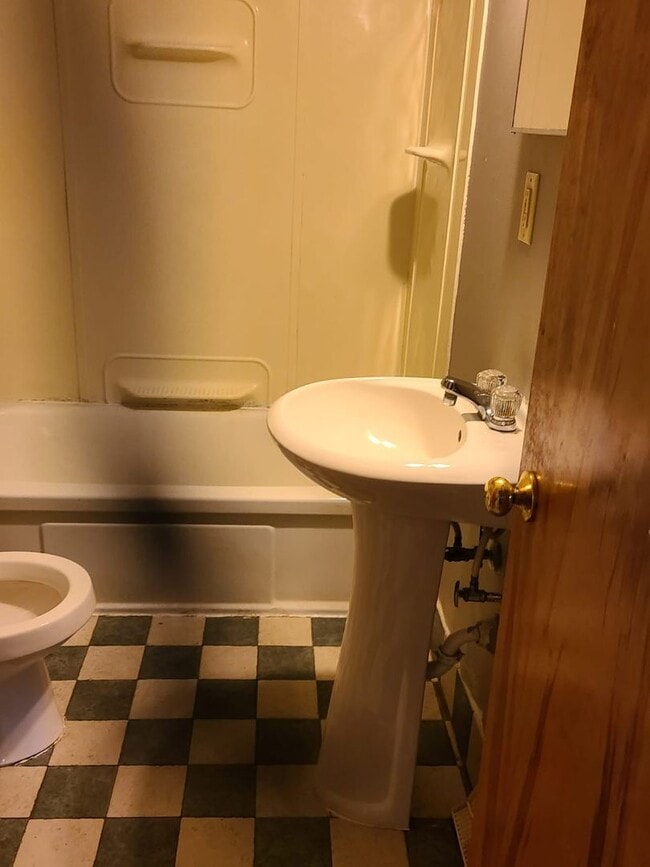 Building Photo - 2bed 1 bath duplex in quiet north Urbana neighborhood