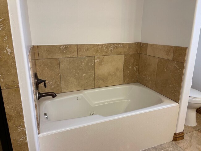 Building Photo - Gorgeous home in Orem