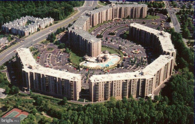 Building Photo - 8350 Greensboro Dr