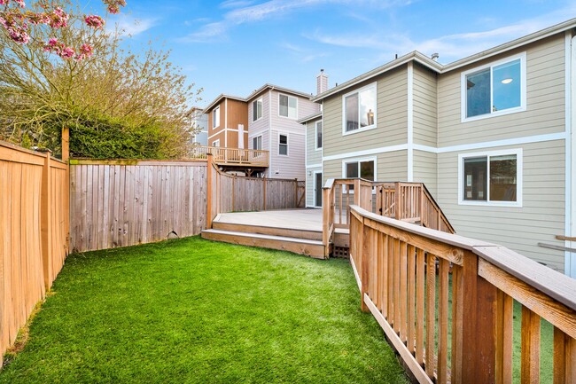 Building Photo - Light and Bright Cheery Beacon Hill Home