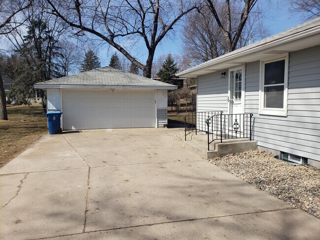 Building Photo - 10932 Russell Ave S