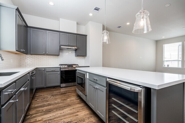 Building Photo - 3028 Charline