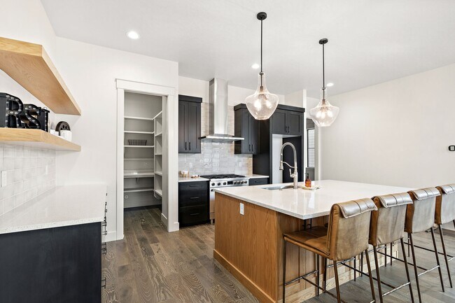 Building Photo - 2440 W Iron Coop St