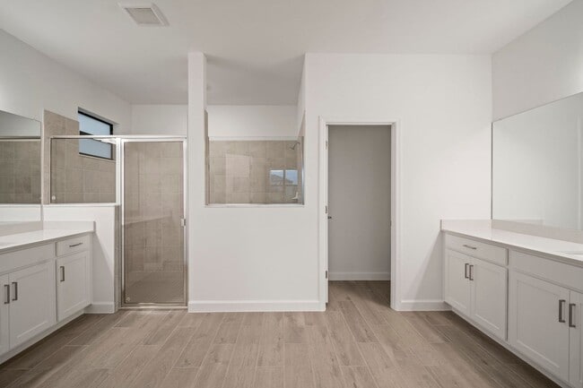 Building Photo - Spacious home 3beds+Den 3 baths located in...