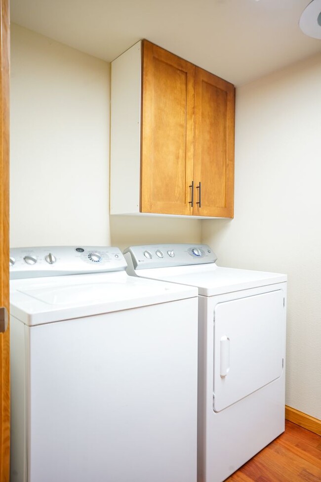 Building Photo - Executive Townhome - Walking distance to C...