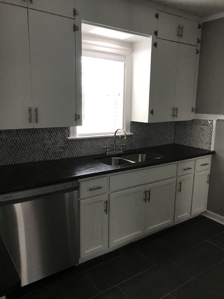 Kitchen - 1401 Hurley Ave