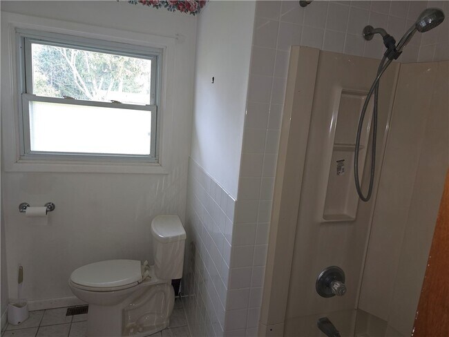 Building Photo - 379 Hollybrook Rd
