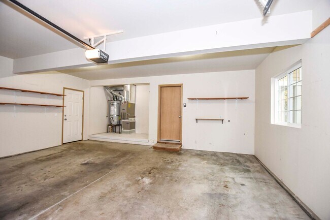 Building Photo - 2-story home on private cul-de-sac!