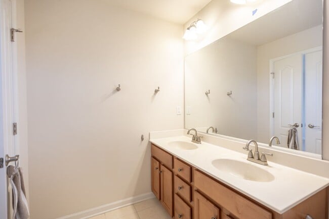 Building Photo - Beautiful 3 BR/3 BA EOG Townhome in Capito...
