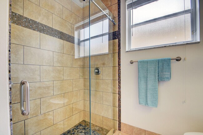 Building Photo - 2418 Westmont Dr