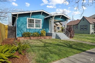 Building Photo - Remodeled 3 Bed | 1.5 Bath | Standalone Ho...