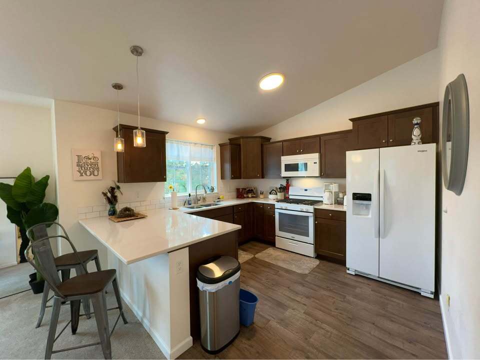 Building Photo - 233 NW Cedar Ave