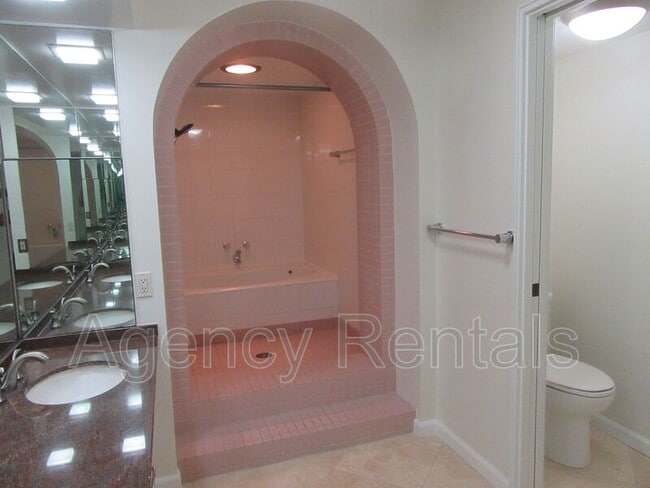 Building Photo - 425 South St