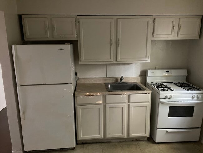 Two Bedroom - 513-519 Hale Ave