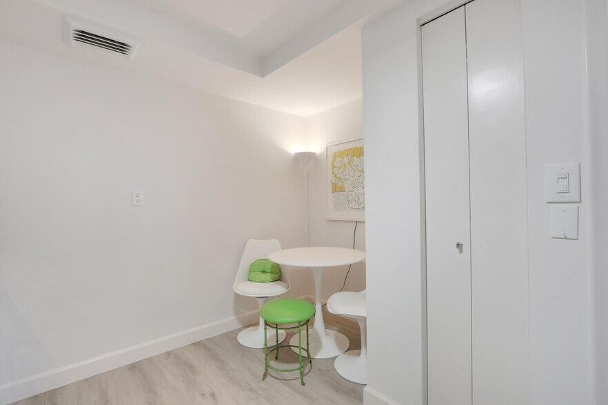 Building Photo - 2000 Presidential Way