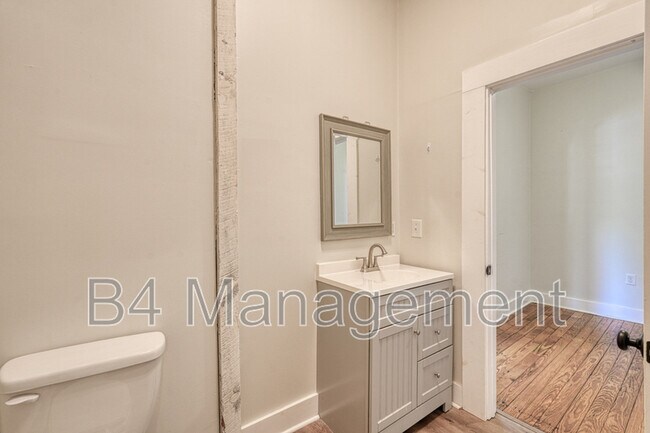 Building Photo - 654 Ravenel St