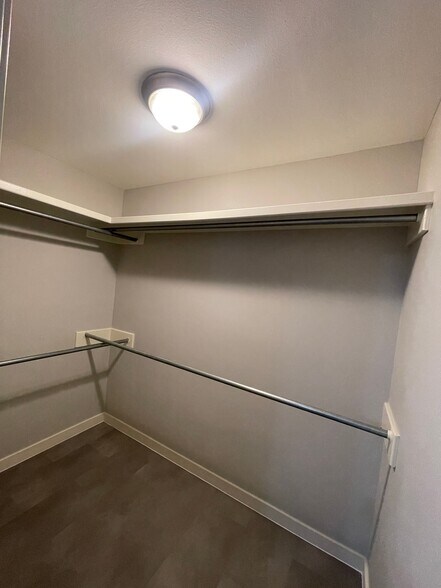 Building Photo - 404 E 2nd St