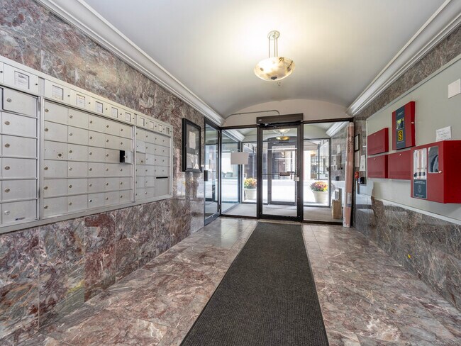 Building Photo - 300 Broad St