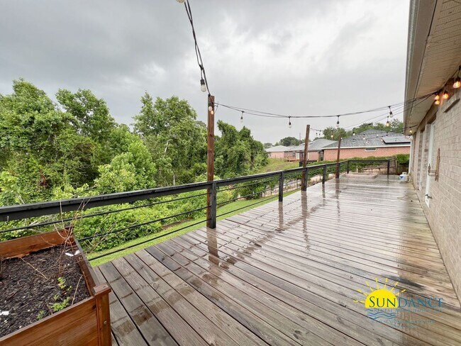 Building Photo - Charming 3-Bedroom + Office Home in Crestview, Prime Location Near I-10 & FL-85!