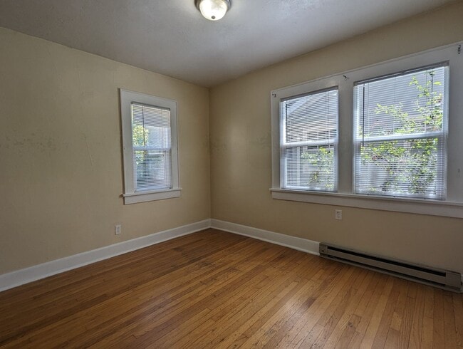 Building Photo - Nice 2 Bedroom, 1-Bath Bungalow Style Home!