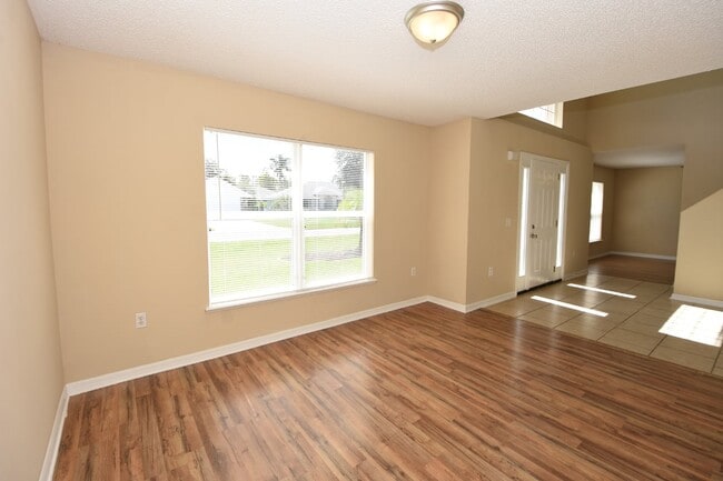 Building Photo - 27 Riverdale Ln