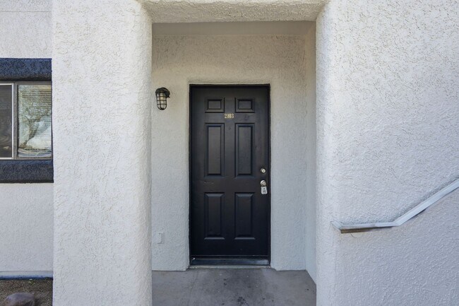 Building Photo - 317 N Vine Ave