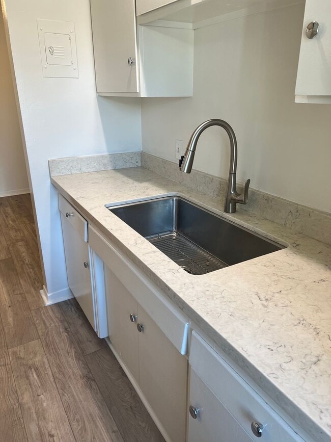 Building Photo - Second-floor 1-bedroom apartment in Whittier.