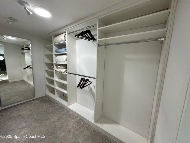 Building Photo - 302 W Osceola Ln