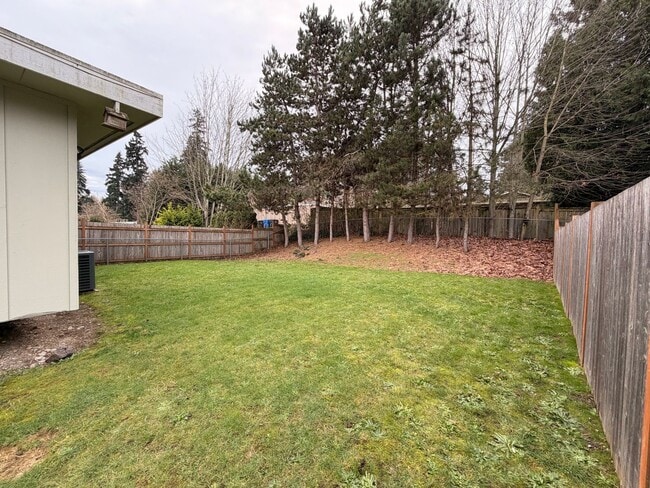 Building Photo - Fully Furnished 2 bed, 1 bath w/ Garage in Puyallup!