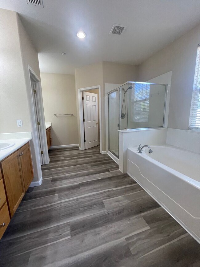 Building Photo - Beautiful 4 Bedroom Close to Downtown Brentwood!