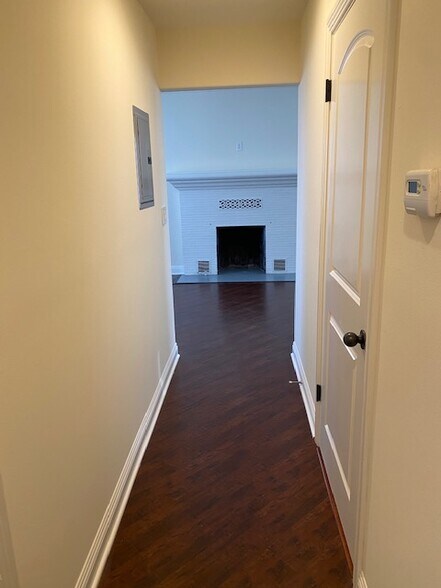 Building Photo - 1454 S Cloverdale Ave