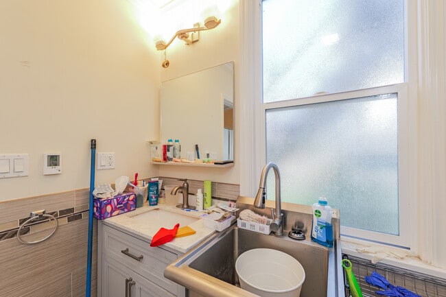 Building Photo - 614 7th Ave