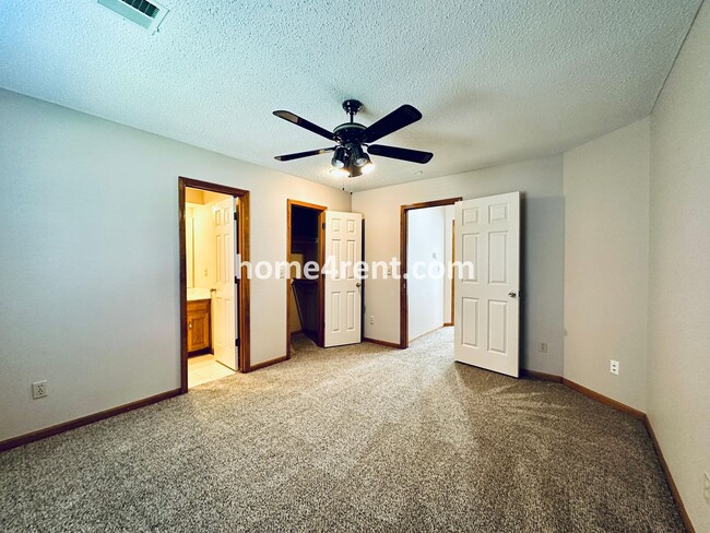 Building Photo - Beautiful, Spacious Home w/ Open Floor Pla...