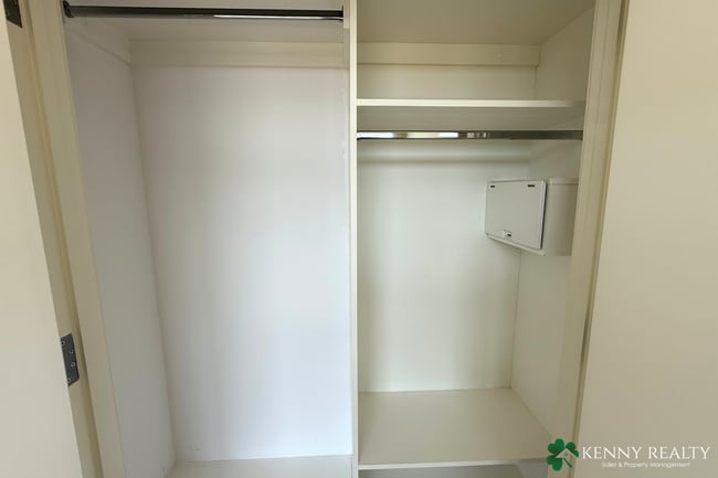 Building Photo - Spacious 2 Bedroom Condo in Prime Burlinga...