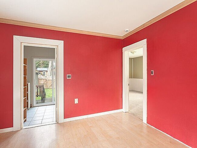 Building Photo - 208 B St