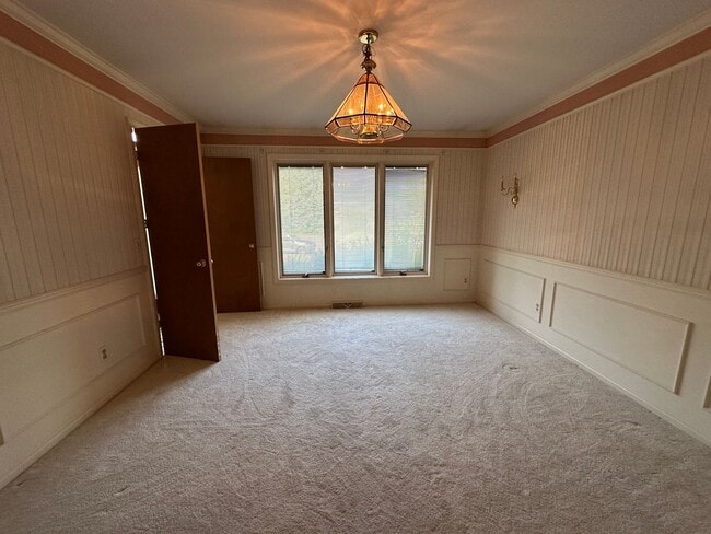 Building Photo - Large Home in Forest Hills School District